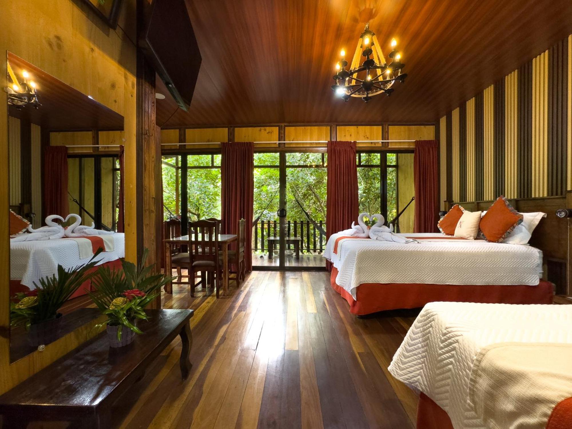 Heliconias Nature & Hot Springs Hotel